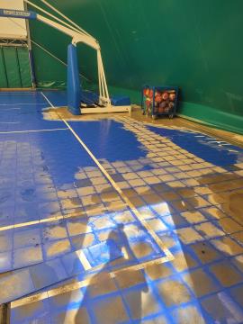 Poplavljena tla v lucijskem športnem centru.